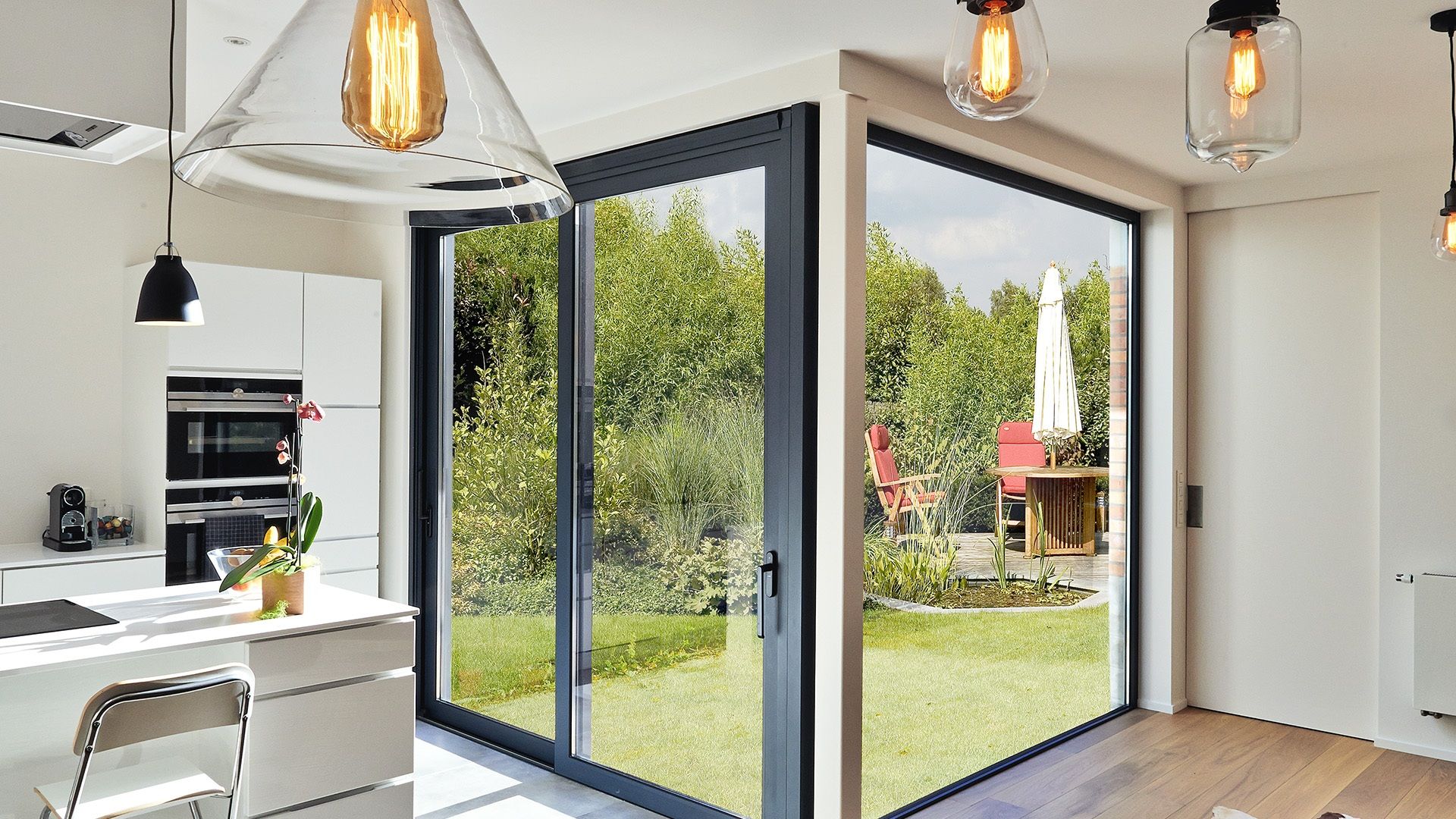 Blick aus einer modernen Küche in den Garten