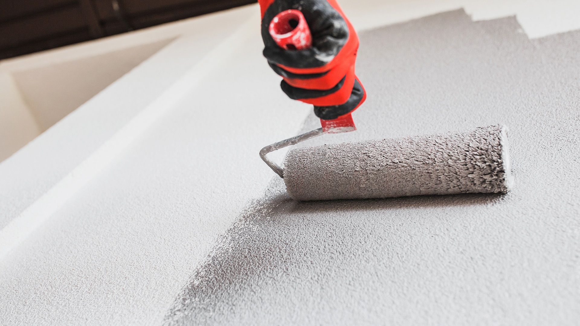 neue sanierte Wand wird frisch gestrichen