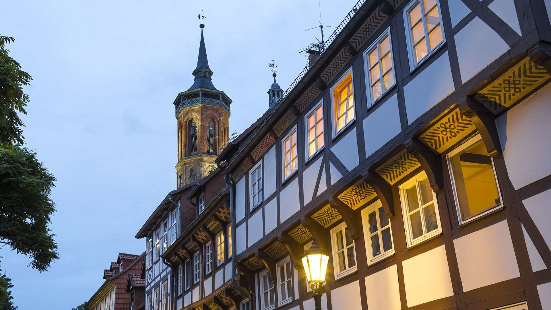 Fachwerkhäuser und Kirchturm