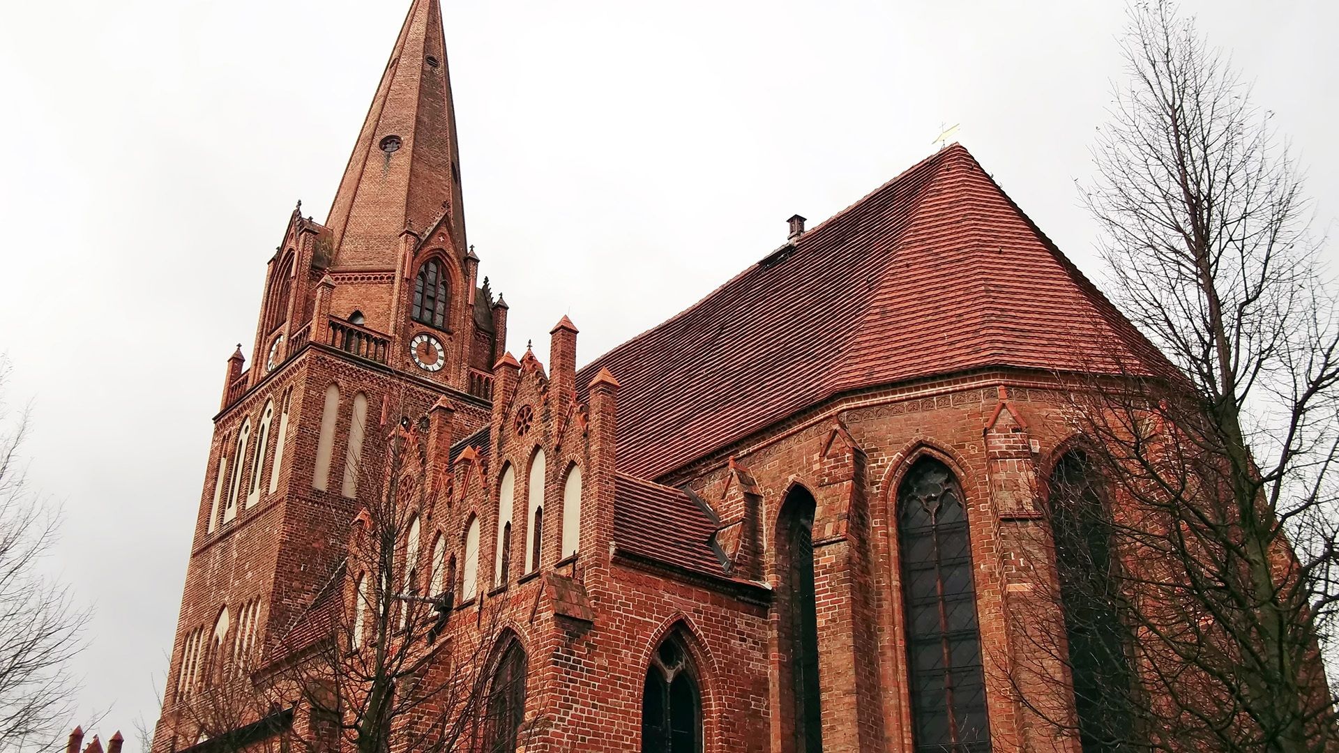 Kirche mit rotem Backstein