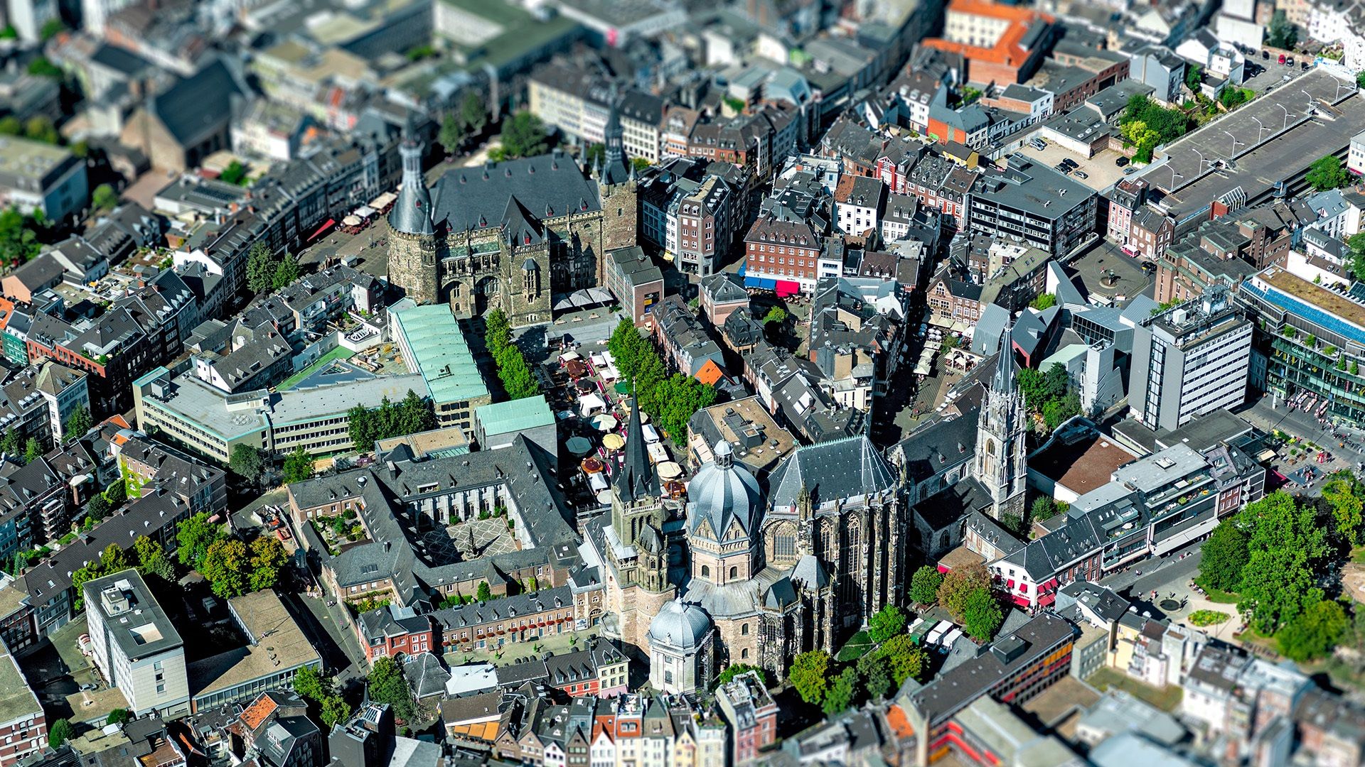 Luftbild einer Stadt mit zwei Kirchen